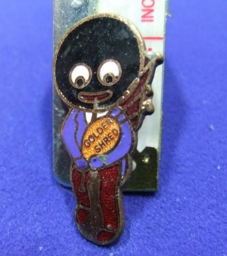 Robertsons jam golly badge bagpipe red feet blue hands golden shred on bag