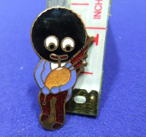 Robertsons jam golly badge bagpipe red feet blue hands advert GS rev gomm