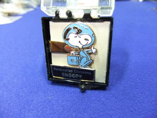 Snoopy astronaut spaceman tie scarf clip badge peanuts schultz aviva 1970s