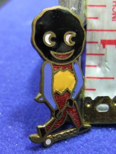 Robertsons jam golly badge hockey player black feet black hands yellow rev gomm