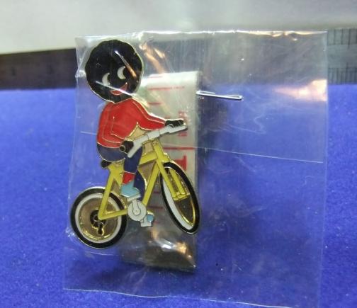 Robertsons jam golly badge cyclist 1990s large acrylic