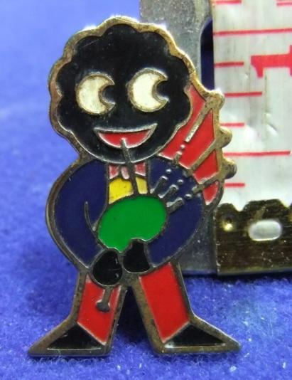 robertsons golly badge brooch bagpipe 1980s