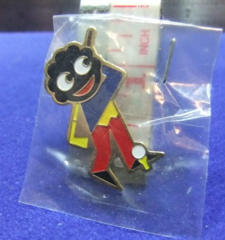robertsons golly badge brooch golfer 1980s pointed feet