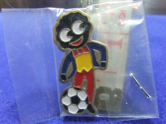 robertsons golly badge brooch football player 1980s