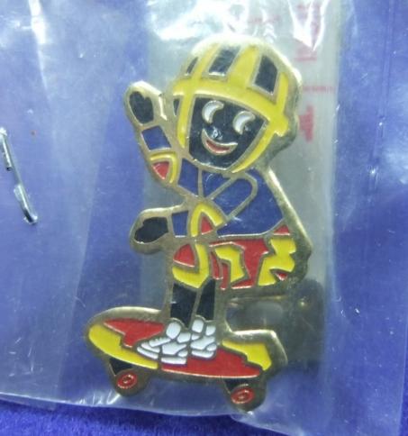Robertsons golly badge brooch skateboarder 1990