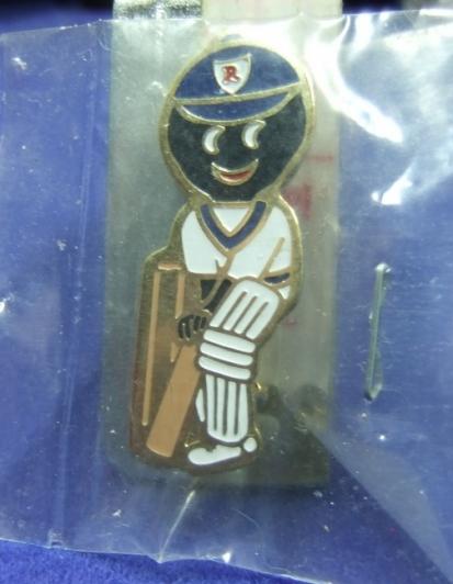 Robertsons golly badge brooch cricketer 1990
