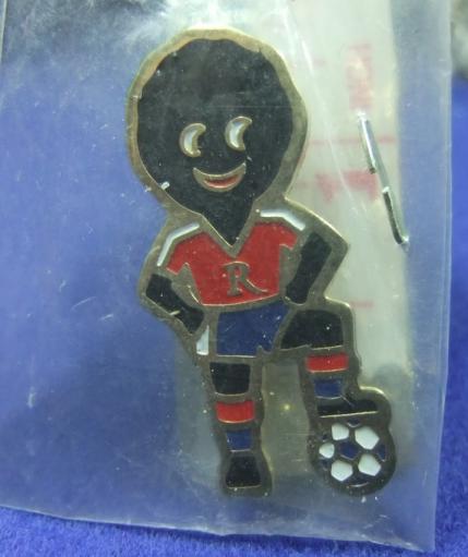 Robertsons golly badge brooch footballer 1990