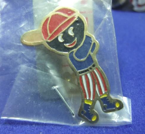 Robertsons golly badge brooch baseball player 1990