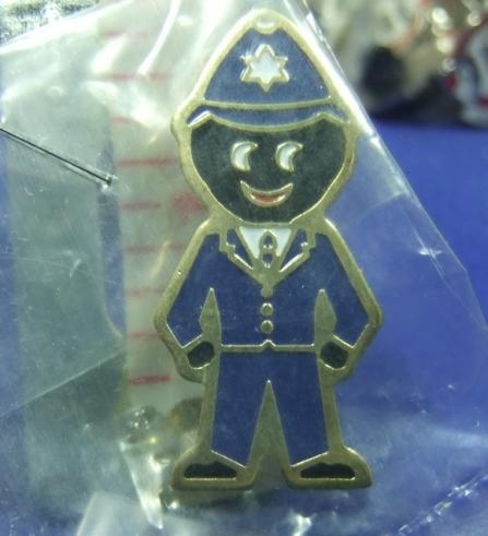 Robertsons golly badge brooch policeman 1990
