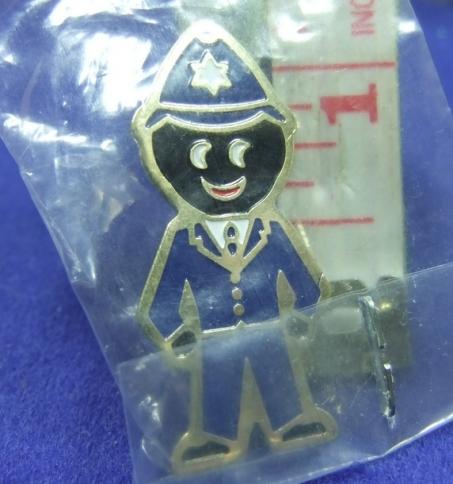 Robertsons golly badge brooch policeman 1990