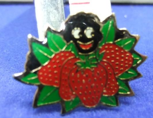 Robertsons Golly strawberry fruit badge 1980s
