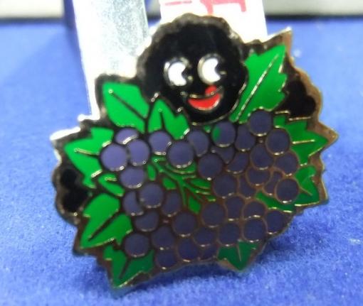 Robertsons Golly blackcurrant fruit badge 1980s
