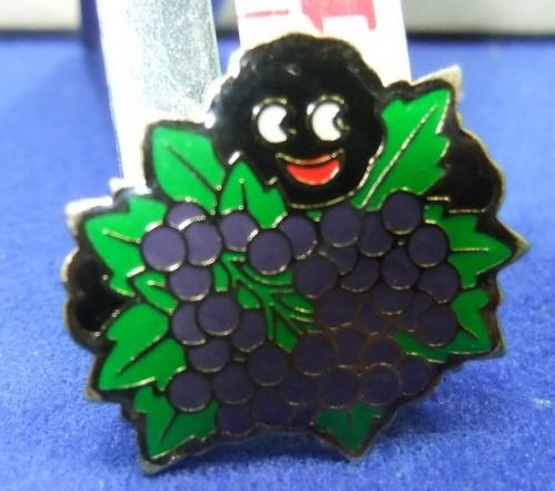Robertsons Golly blackcurrant fruit advert badge 1980s