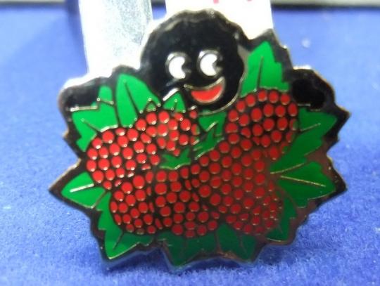 Robertsons Golly raspberry fruit badge 1980s