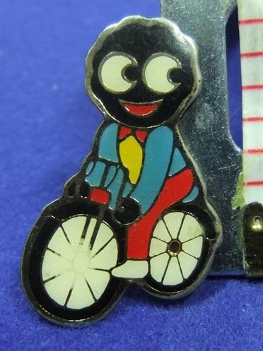 Robertson Golly Cyclist badge 1980s with bubble