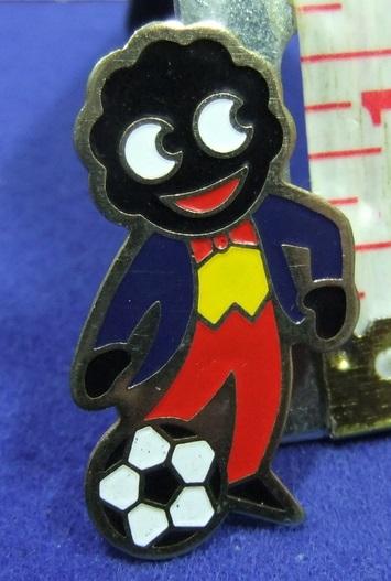 robertsons golly badge brooch footballer football player 1980s