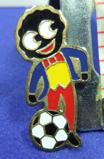 robertsons golly badge brooch footballer football player 1980s