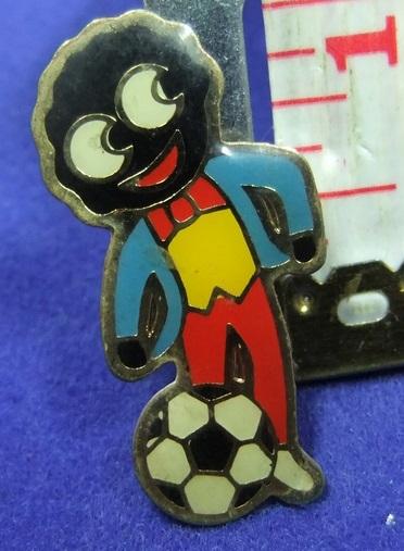 robertsons golly badge brooch footballer football player white 1980s