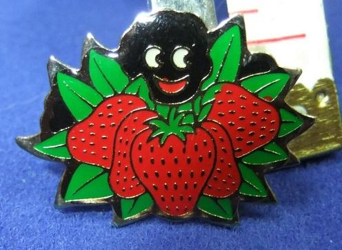 Robertsons Golly fruit strawberry badge 1980s