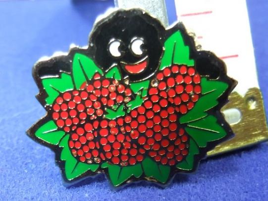 Robertsons Golly fruit raspberry badge 1980s