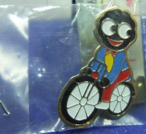 robertsons golly badge cyclist 1980s without bubble