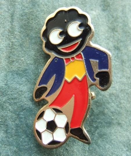 Robertsons golly badge brooch footballer football 1980s black pointed