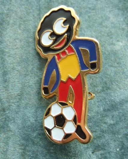 Robertsons golly badge brooch footballer football 1980s black rounded