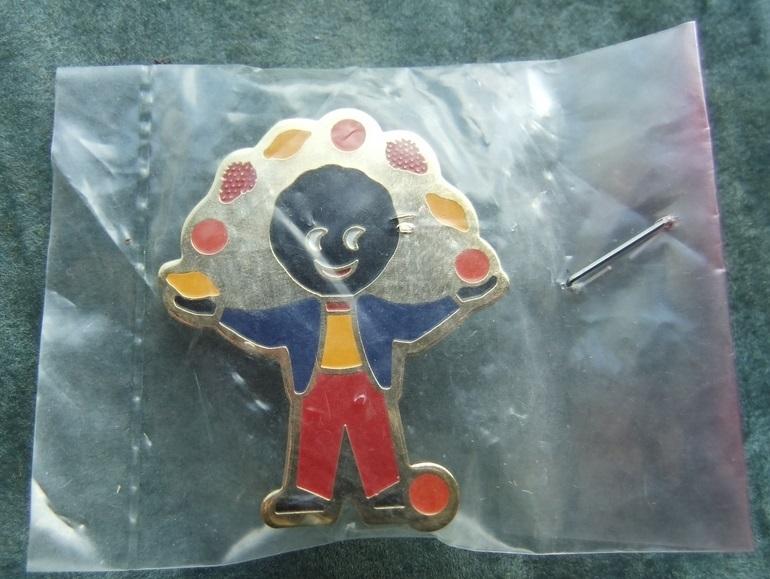 Robertsons golly badge brooch juggler 1990