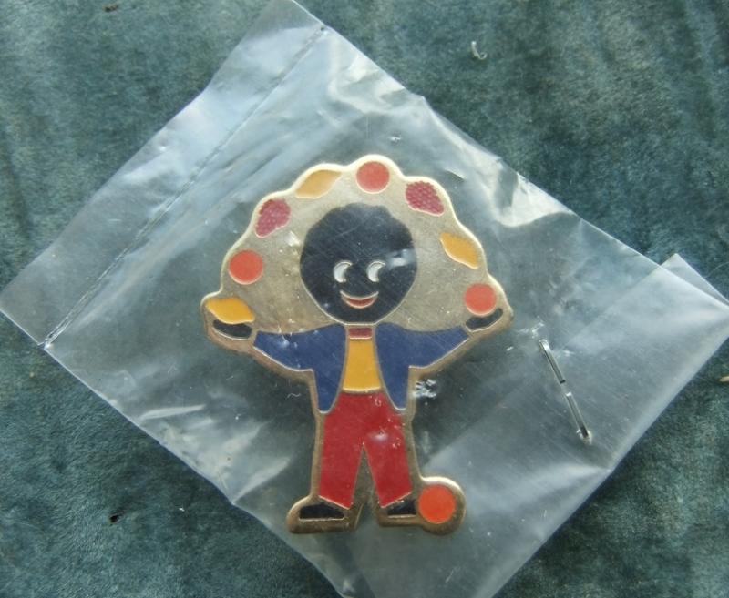 Robertsons golly badge brooch juggler 1990