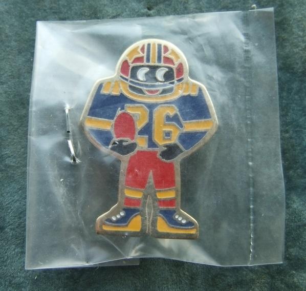 Robertsons golly badge brooch american footballer 1990s