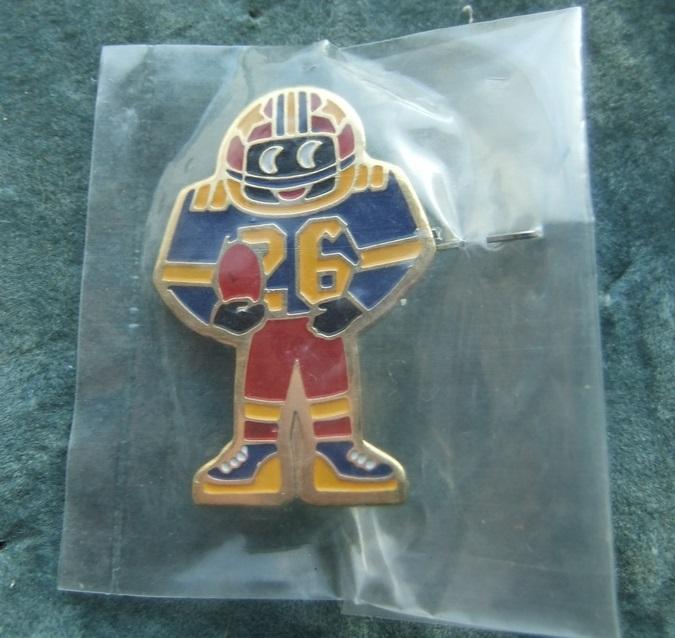 Robertsons golly badge brooch american footballer 1990s