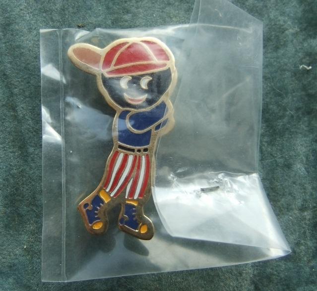 Robertsons golly badge brooch baseball player 1990s