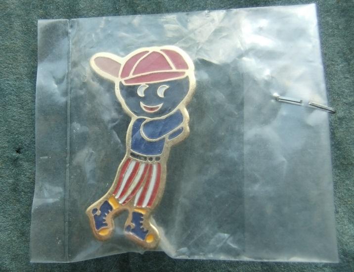 Robertsons golly badge brooch baseball player 1990s