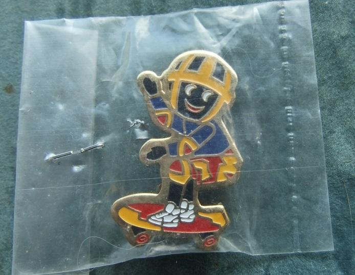 Robertsons golly badge brooch skateboarder 1990s