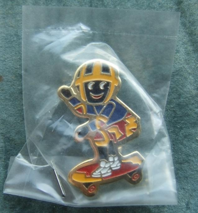 Robertsons golly badge brooch skateboarder 1990s