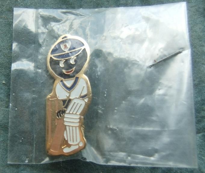 Robertsons golly badge brooch cricketer 1990s