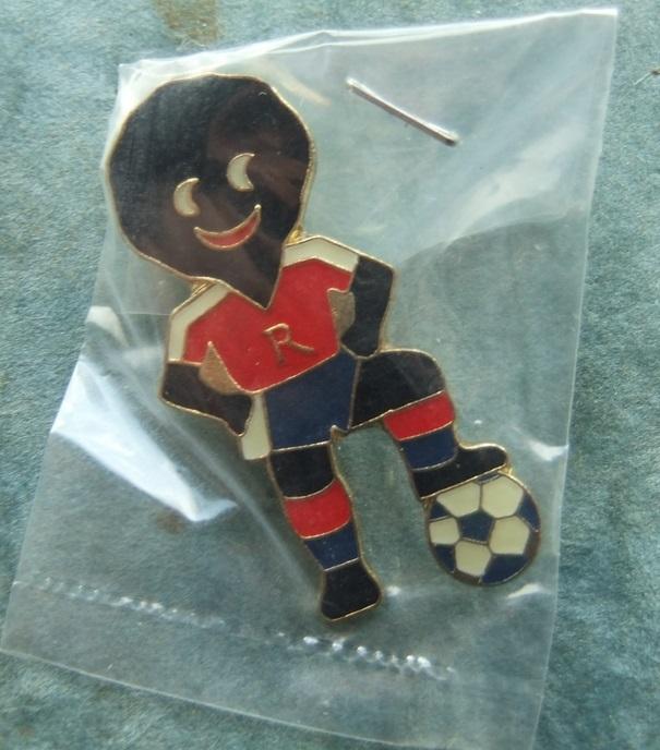 Robertsons golly badge Footballer 1993 94 large acrylic