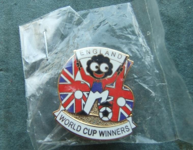 Golly England 1966 World Cup Badge NON Robertsons