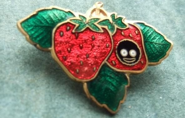 Robertson pre war Golly strawberry fruit badge